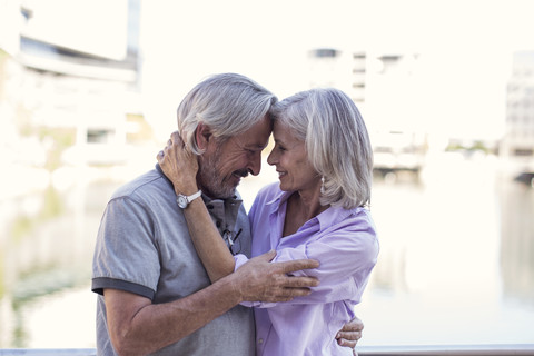 Älteres Paar bei einer Städtereise, küssend und sich umarmend, lizenzfreies Stockfoto