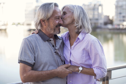 Älteres Paar bei einer Städtereise, küssend und sich umarmend - ZEF14173