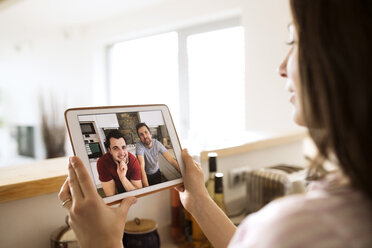 Junge Frau benutzt Tablet für Videochat zu Hause - HAPF01885