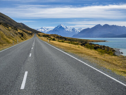 Neuseeland, Südinsel, leere Straße mit Aoraki Mount Cook und Lake Pukaki im Hintergrund - STSF01254