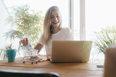 Junge Frau beim Online-Einkauf - GUSF00115