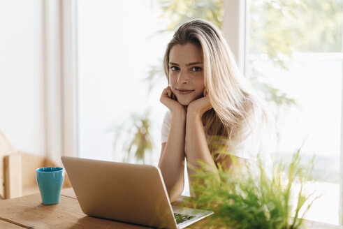 Junge Frau zu Hause am Laptop - GUSF00121