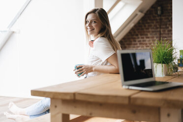 Young woman at home using laptop - GUSF00158