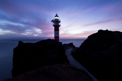 Spanien, Teneriffa, Leuchtturm Punta de Teno in der Dämmerung - DHCF00110