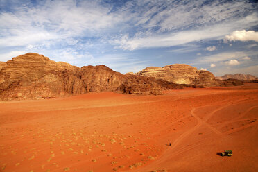 Jordanien, Wadi Rum, Mann geht durch die Wüste - DSGF01687