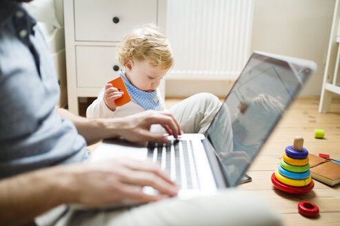 Vater zu Hause mit seinem kleinen Sohn am Laptop - HAPF01949
