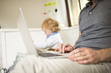 Father at home with his little son using laptop - HAPF01965