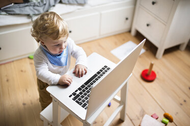 Kleiner Junge zu Hause spielt mit Laptop - HAPF01978