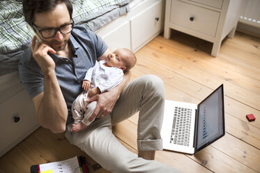 Father with his baby daughter working from home - HAPF01979