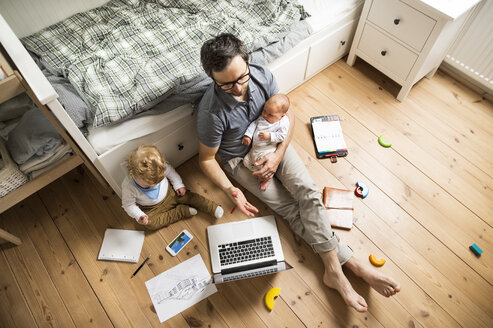 Father with his little son and baby daughter working from home - HAPF01984