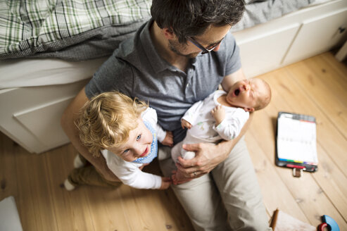 Father with his little son and baby daughter at home - HAPF01985