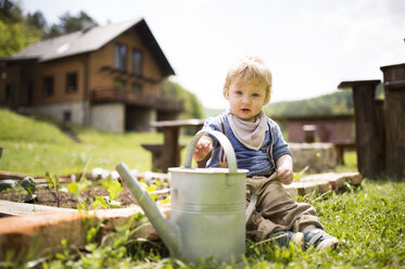 Junge im Garten mit Gießkanne - HAPF02016