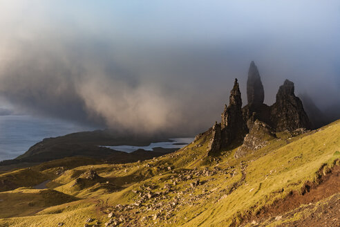 UK, Schottland, Isle of Skye, The Storr an einem bewölkten Tag - FCF01229