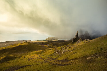 UK, Schottland, Isle of Skye, The Storr an einem bewölkten Tag - FCF01231