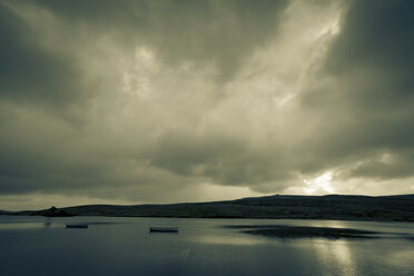 UK, Schottland, Isle of Skye, Ruderboote auf einem See - FCF01232