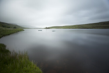 UK, Scotland, Isle of Skye, rowing boat on a lake - FCF01233