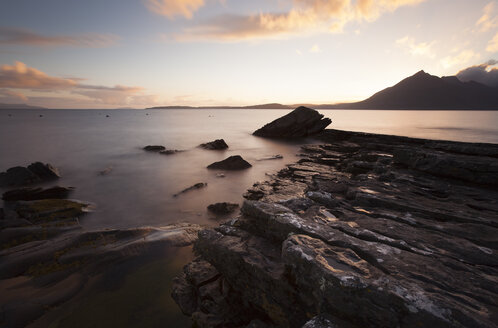 UK, Schottland, Isle of Skye, Strand von Elgol bei Sonnenuntergang - FCF01238