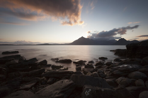 UK, Schottland, Isle of Skye, Strand von Elgol bei Sonnenuntergang - FCF01239