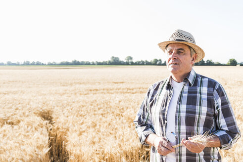 Porträt eines nachdenklichen älteren Landwirts auf einem Feld - UUF11173