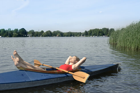 Frau beim Sonnenbaden in einem Kajak auf einem See - BFRF01803