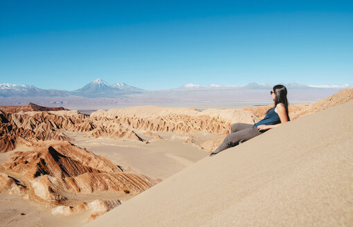 Chile, Atacama-Wüste, Frau sitzt auf einer Düne und betrachtet die Aussicht - GEMF01744