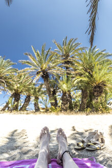 Griechenland, Kreta, Vai, Füße einer Frau beim Entspannen am Strand - CHPF00414