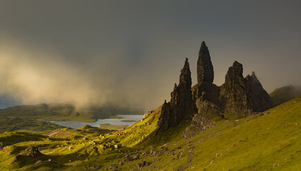 UK, Schottland, Isle of Skye, The Storr an einem bewölkten Tag - FCF01240