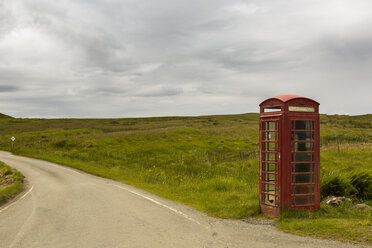 Großbritannien, Schottland, Isle of Skye, rote alte Telefonzelle am Straßenrand - FCF01243