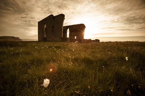 UK, Schottland, Isle of Skye, Ruine einer Kirche bei Sonnenuntergang, lizenzfreies Stockfoto