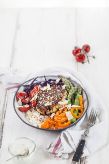 Vegetarische Mittagsschüssel mit Reis, verschiedenem Gemüse und Zucchini-Feta-Fritten - SBDF03268
