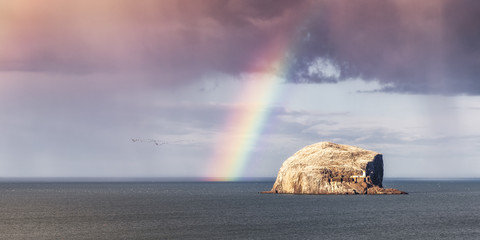 Großbritannien, Schottland, North Berwick, Firth of Forth, Blick auf Bass Rock mit Regenbogen und Gewitterwolken, lizenzfreies Stockfoto