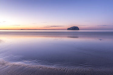 UK, Schottland, North Berwick, Firth of Forth, Blick auf Bass Rock bei Sonnenuntergang - SMAF00778