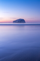 UK, Schottland, North Berwick, Firth of Forth, Blick auf Bass Rock mit Leuchtturm bei Sonnenuntergang, Langzeitbelichtung - SMAF00779