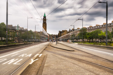 UK, Schottland, Edinburgh, Straßenbahnschienen, Langzeitbelichtung - SMAF00788