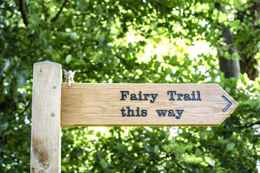 UK, Scotland, East Lothian, sign post to fairy trail - SMAF00789