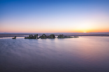 UK, Schottland, Aberlady, Küste mit U-Boot-Wrack bei Sonnenuntergang - SMAF00793