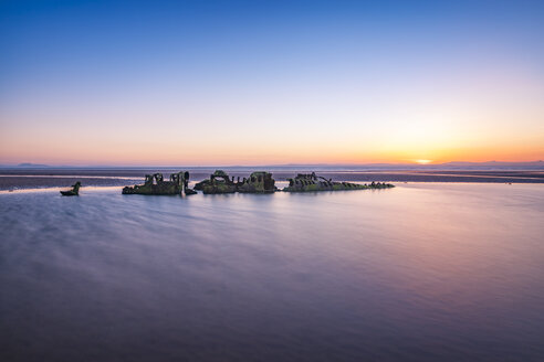 UK, Schottland, Aberlady, Küste mit U-Boot-Wrack bei Sonnenuntergang - SMAF00793