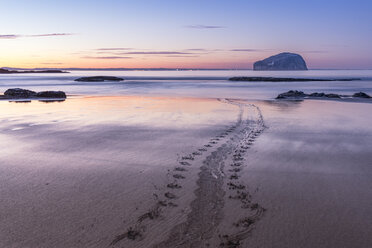 UK, Schottland, North Berwick, Firth of Forth, Blick auf Bass Rock bei Sonnenuntergang, Langzeitbelichtung - SMAF00807