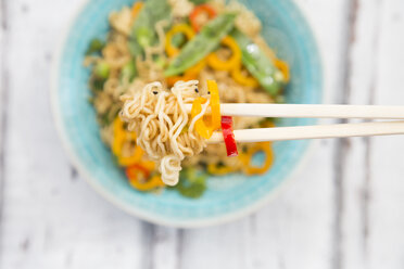 Chopsticks with mie noodles, chili pod and bell pepper, close-up - LVF06232