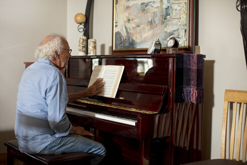 Älterer Mann spielt im Altersheim Klavier - ZEF14238