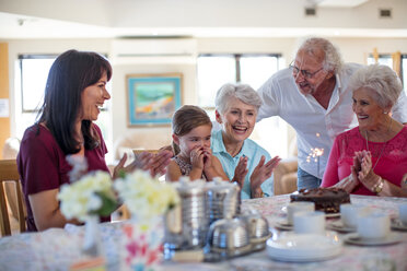 Großeltern feiern mit ihrer Enkelin einen Geburtstag - ZEF14247
