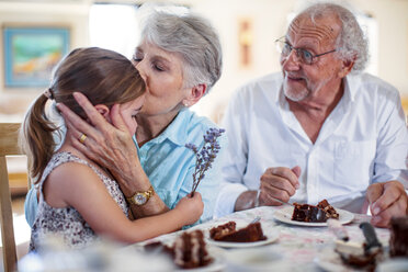 Großeltern feiern mit ihrer Enkelin einen Geburtstag und essen Schokoladenkuchen - ZEF14264