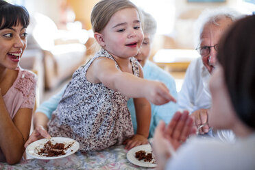 Großeltern feiern mit ihrer Enkelin einen Geburtstag und essen Schokoladenkuchen - ZEF14266