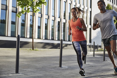 Junges Paar beim Joggen in der Stadt - SUF00235