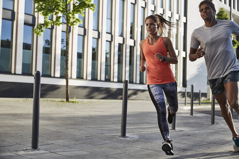 Junges Paar beim Joggen in der Stadt - SUF00235