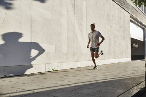 Young man running in the city - SUF00236