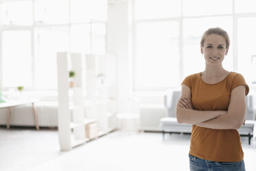 Porträt einer Frau in einem Loft - KNSF02233