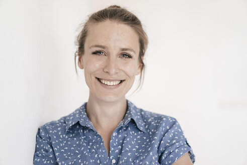 Porträt einer lächelnden Frau vor einem weißen Hintergrund - KNSF02245