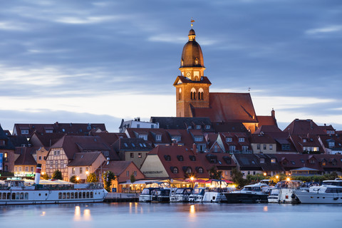 Deutschland, Waren, Blick auf Müritz, Hafen und Stadt zur blauen Stunde, lizenzfreies Stockfoto