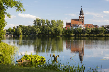 Germany, Waren, view to Tiefwarensee and St Mary's Church - WIF03419